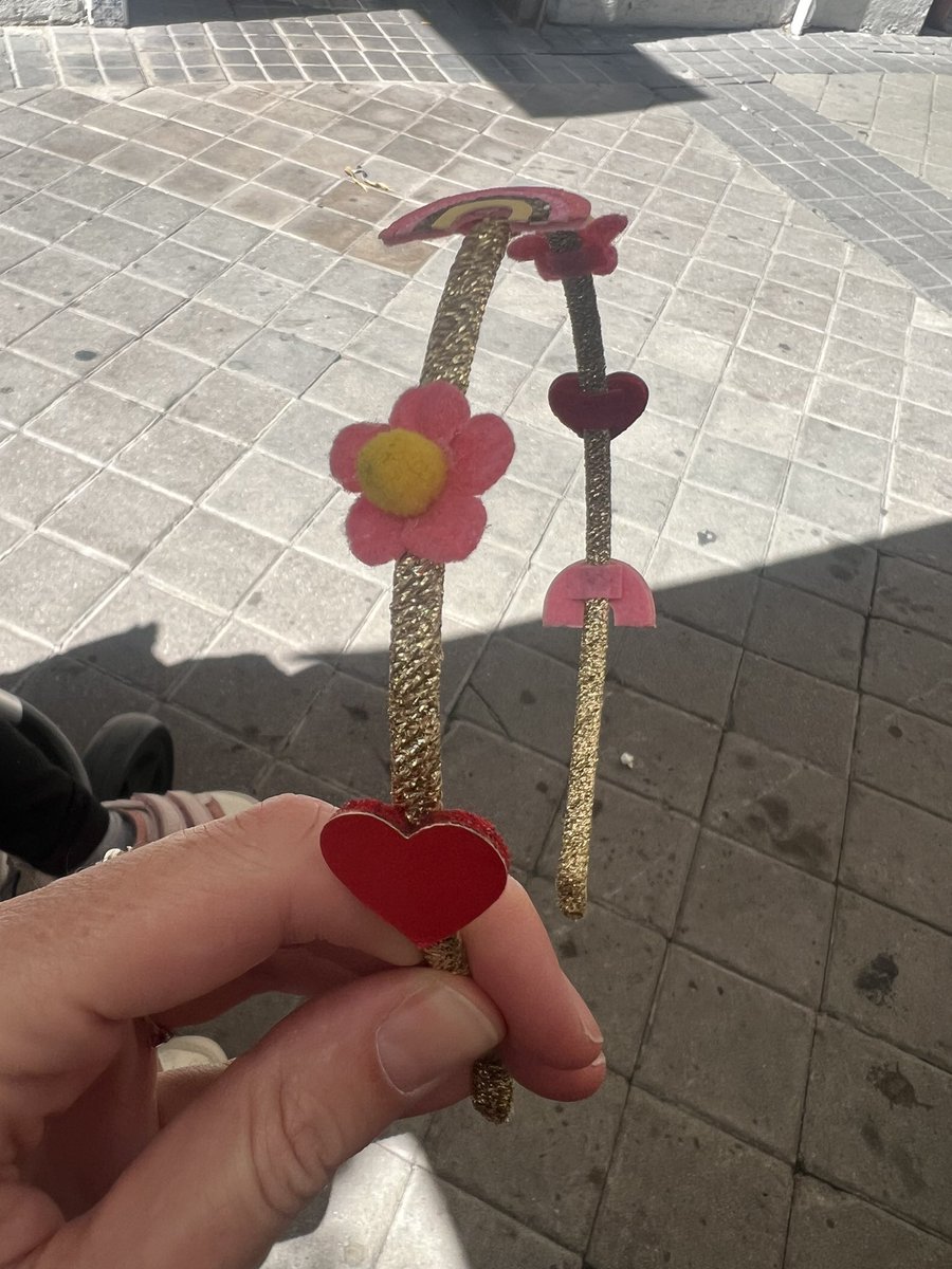 estherlluis's tweet photo. @RockAHulaHI Compré el viernes una diadema de Rockahula y a mi hija le está saliendo una reacción alérgica… Si es un artículo para niños, creo que se debería vigilar qué productos se usan… https://t.co/OBfUAAiszU