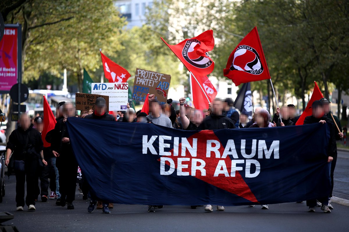 Zwei Wochen vor den hessischen Landtagswahlen waren wie immer zahlreiche Parteien in der #Kassel|er Innenstand präsent, um das sonnige  Wahlkampfwochenende zu nutzen. Für die AfD verlief der Samstag allerdings anders als geplant.

die-dezentrale.net/entschlossen-g…