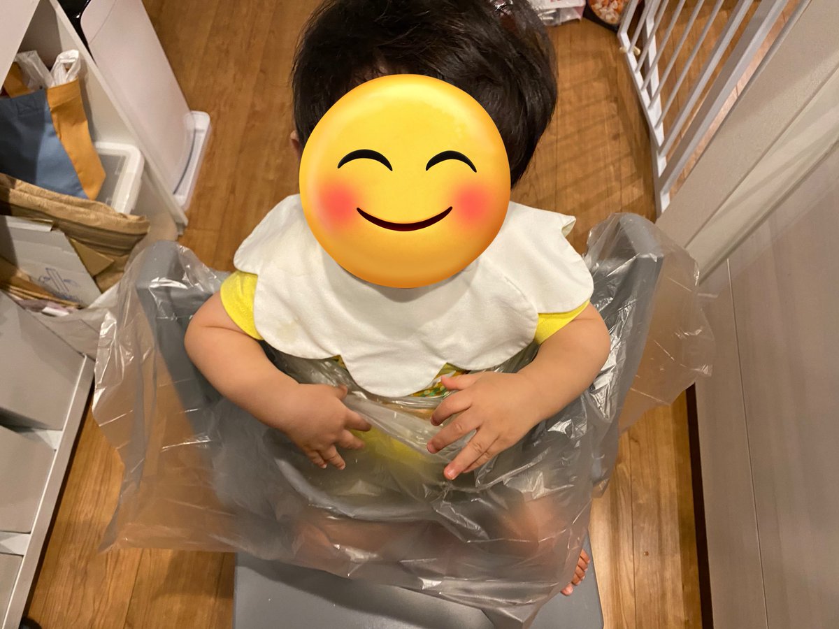 Meemee_maman's tweet photo. これからハイチェア離乳食チャレンジ始めるママ垢さんへ。とりあえずXで見たマスカーテープを買うじゃろ？使い方はこうです。どうせ床まで長いのを買っても結局床は拭くことになるので1番短いので大丈夫。テーブルとスタイの間が無敵になるだけでかなりストレスが減ります。これを使い出してから、うちは赤ちゃんが離乳食を投げるようになりました。