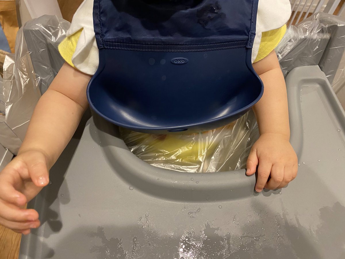 Meemee_maman's tweet photo. これからハイチェア離乳食チャレンジ始めるママ垢さんへ。とりあえずXで見たマスカーテープを買うじゃろ？使い方はこうです。どうせ床まで長いのを買っても結局床は拭くことになるので1番短いので大丈夫。テーブルとスタイの間が無敵になるだけでかなりストレスが減ります。これを使い出してから、うちは赤ちゃんが離乳食を投げるようになりました。