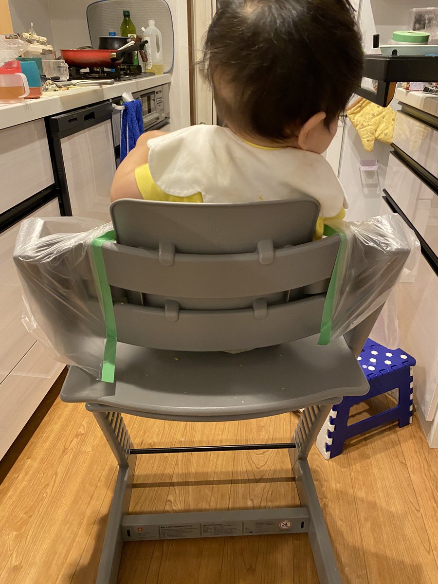 Meemee_maman's tweet photo. これからハイチェア離乳食チャレンジ始めるママ垢さんへ。とりあえずXで見たマスカーテープを買うじゃろ？使い方はこうです。どうせ床まで長いのを買っても結局床は拭くことになるので1番短いので大丈夫。テーブルとスタイの間が無敵になるだけでかなりストレスが減ります。これを使い出してから、うちは赤ちゃんが離乳食を投げるようになりました。