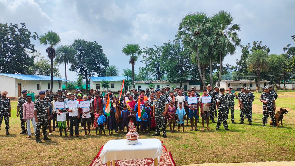 219BNCRPF's tweet photo. पूरे जोश के साथ में 219 बटालियन सी.आ.र.पी.एफ की कंपनी कोत्ताचेरू और एटागेट्टा में विभिन्न ग्राम वासियों ने पुरी श्रद्धा के साथ वीर और वीरांगनाओं को  अर्पण करने के लिये अपने-अपने गांव की पावन मिट्टी देकर के मेरा माटी मेरा देश कार्यक्रम को पूर्ण रूप  से सफल बनाया I https://t.co/ZQqwsLAxJh