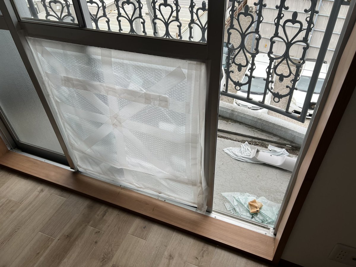 landlord373's tweet photo. 去年140万かけて3DKを2LDKにリフォーム後、すぐ入居した新婚夫婦。今月退去されたのですが、ベランダのガラス割れ、トイレのドアも酷いことに、、、
管理会社さん「夫婦喧嘩ですね。離婚されたそうで」と😢
自慢のトイレやクロス関係はとりあえず大丈夫。次入る人は仲良くや��てほしい🙇
#不動産投資 https://t.co/U6hN9aAKso
