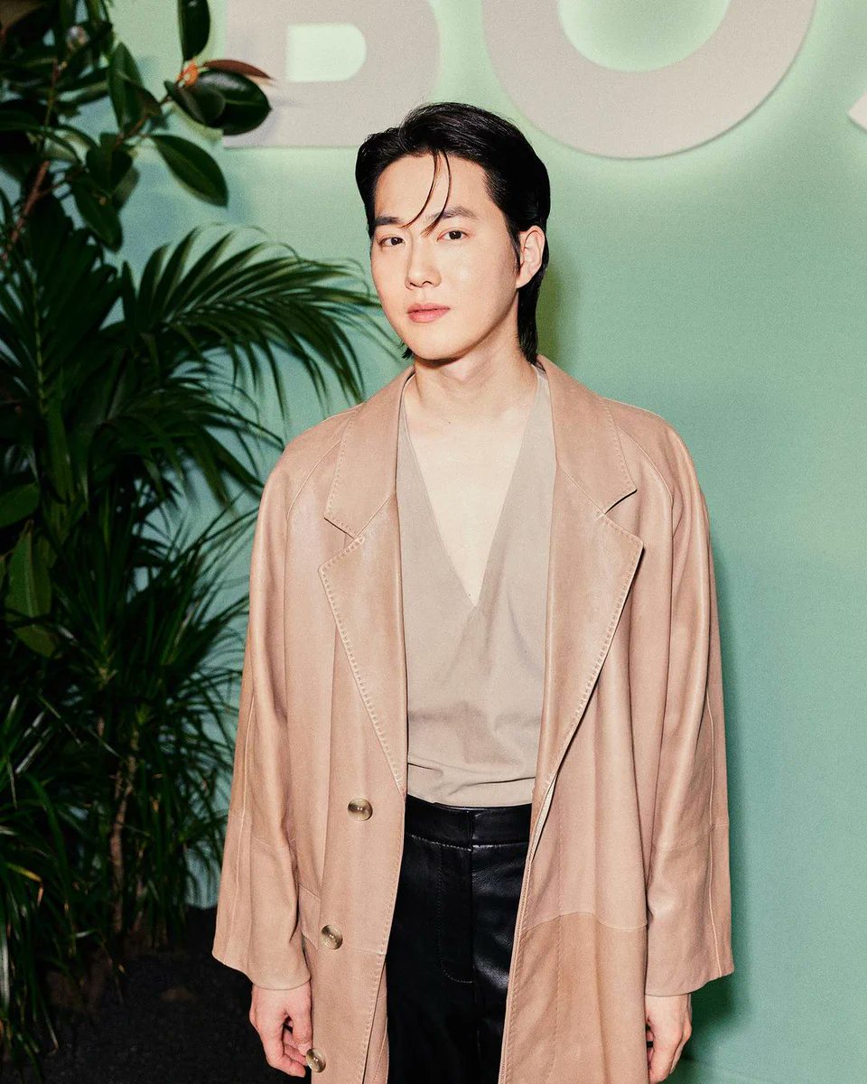 WORLDMUSICAWARD's tweet photo. #EXO's #Suho looked ever so handsome at the #BOSS fashion show in #Milan, posing up a storm with Thai Popstar &amp; actor #MewSuppasit ...👏🇮🇹✨💫🌟🔥👑❤️‍🔥
#BOSSMilanShow
#HUGOBOSS_SUHO
#BossSUHOinMilan
#수호 https://t.co/QkxRMNyOox