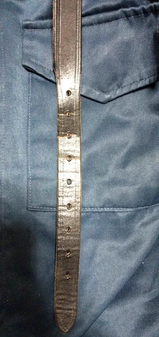 警視庁型負革

太から細と珍しい仕様になってる
詳しい導入時期は分からないが
70年代には既にあった模様
写真のは(2枚目)1975年頃 