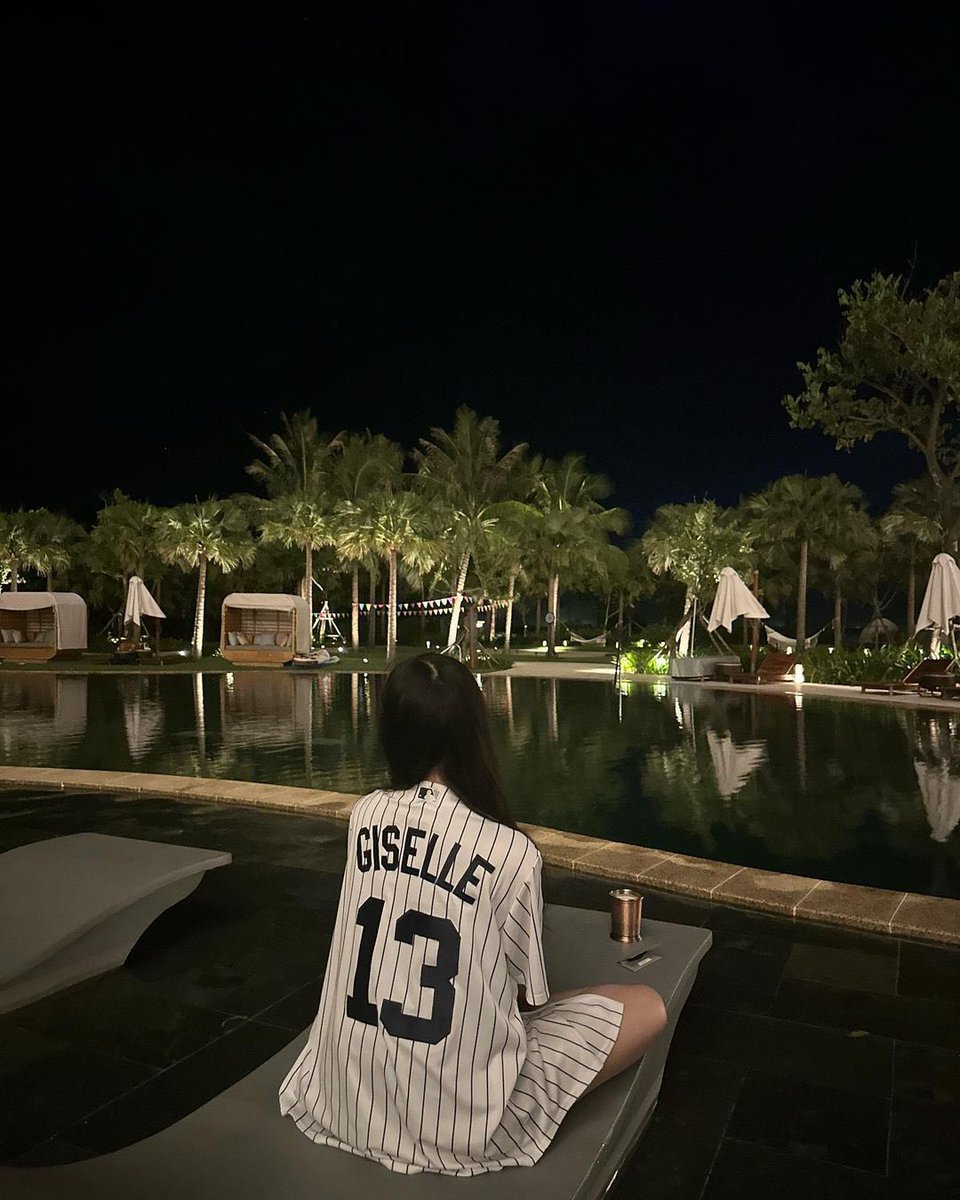 uchgaeri's tweet photo. my girl still wearing her number 13 baseball jersey 🖤 https://t.co/uPKmJlAVM3