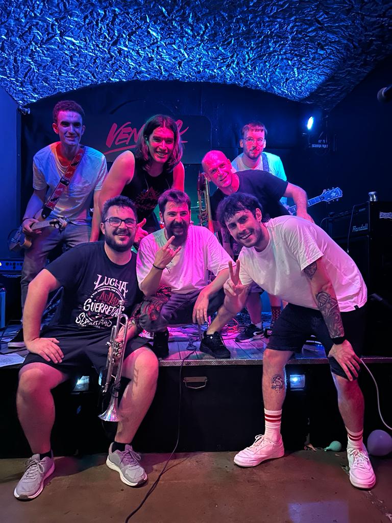 HEMISFERIS's tweet photo. Finalment podem tornar a fer el que més ens agrada que és compartir i gaudir de la música amb tots vosaltres i poder celebrar després un treball ben fet.

Moltíssimes gràcies a tots els que vau vindre ahir a veure'ns i prometem que ens veurem molt prompte! https://t.co/0AfeckjoNM