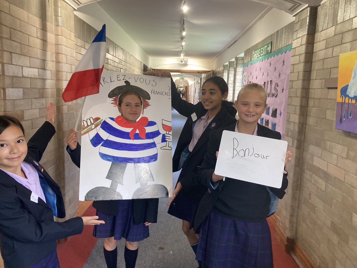 RMSLanguages's tweet image. Photo booth fun in MFL at Open Day today! We look forward to talking to you in a range of languages! @RMSforGirls