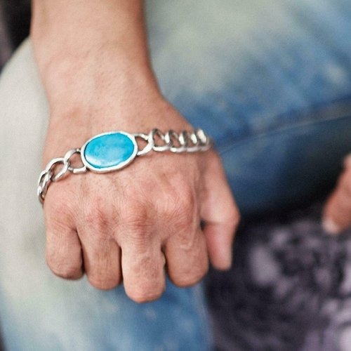 HimeshMankend's tweet photo. @TheKhabriTak This bracelet >>>> Dhoni's carrier https://t.co/NB9m8k5mqg