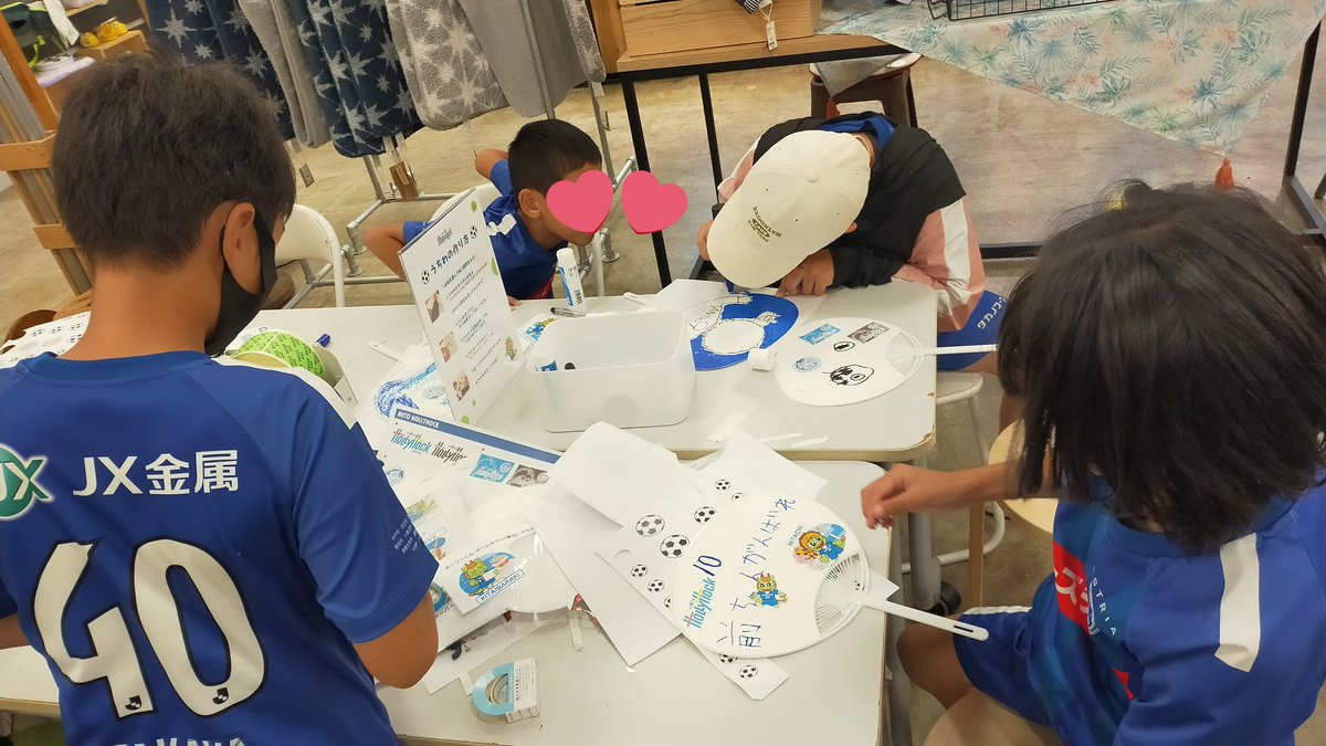 shimaenaga_mito's tweet photo. アツマーレ、内原イオンのあと、#宇宙まお ちゃんのLIVEを見に行って、#OFFSTORE さんで応援うちわ作り！MHHづくしの1日！
2時間近く没頭してそれぞれ素敵な応援うちわが出来ました✨
#アダストリアサンクスマッチ の日に持っていきまーす！
#水戸ホーリーホック
#ADASTRIA https://t.co/r6za65ztuX