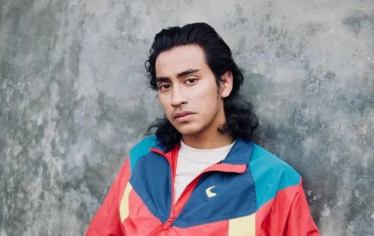 The filming has commenced yesterday for a Koes Plus biopic helmed by Rako Prijanto, with Vino G. Bastian, Adipati Dolken, Baskara Mahendra, and Abidzar Al-Ghifari to star as the legendary musicians.