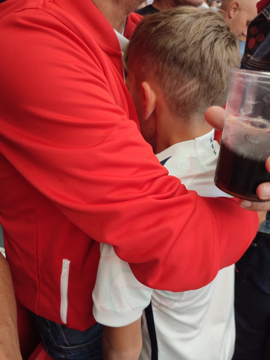 Eencelligen die het nodig vinden om vuurwerk te gooien. Bewust. Om de wedstrijd te laten staken. Dit is wat jullie doen. Over en sluiten. #ajafey