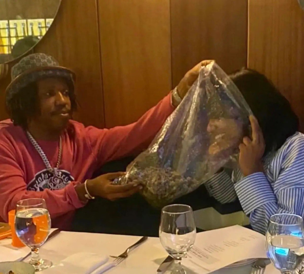 When you remember to buy her flowers😁 💐 🌸 🌺 🌹