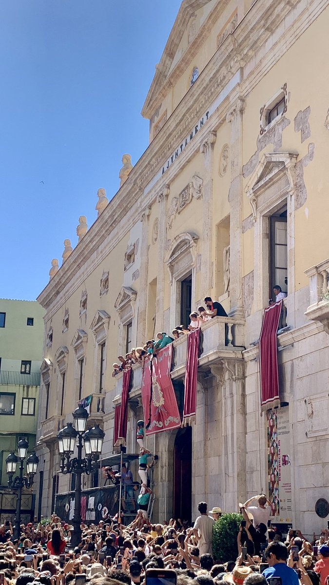 I un any més per la Mercè, les quatre colles castelleres de la ciutat completen els pilars caminant des del Pla de la Seu a l’Ajuntament. Pell de gallina! ❤️💜💙💚