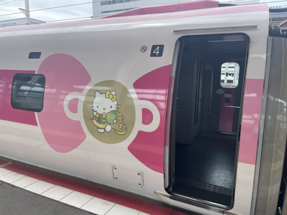 XgmhU5's tweet photo. ハローキティに染められた500系。 https://t.co/mhhMwrmQSg