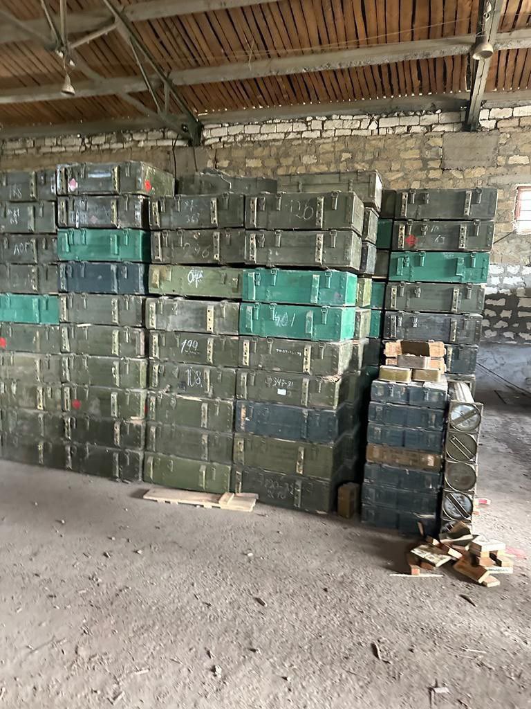 ShacoGram's tweet photo. The #Azerbaijani army found a large arms depot in #Khojaly.

For some reason, the #Russian Peace Force could not find the arms and ammunition warehouses of #Armenian terrorists for 3 years, but our army revealed the stockpiled weapons and ammunition within a few hours. https://t.co/y4AvvjJEBM