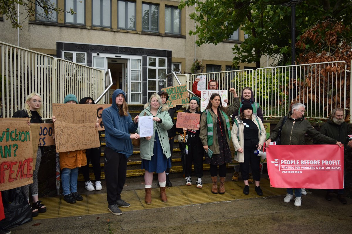 🛑Today at the Garda Station of Ballybricken, Waterford, standing against unlawful evictions and politicised policing. 
🇮🇪  "Is sárú ar an tsíocháin é os cionn 27000 duine gan dídean"
#ireland #irishpolitics #garda #irishnews #housingcrisis #housingcrisisireland #homelessness