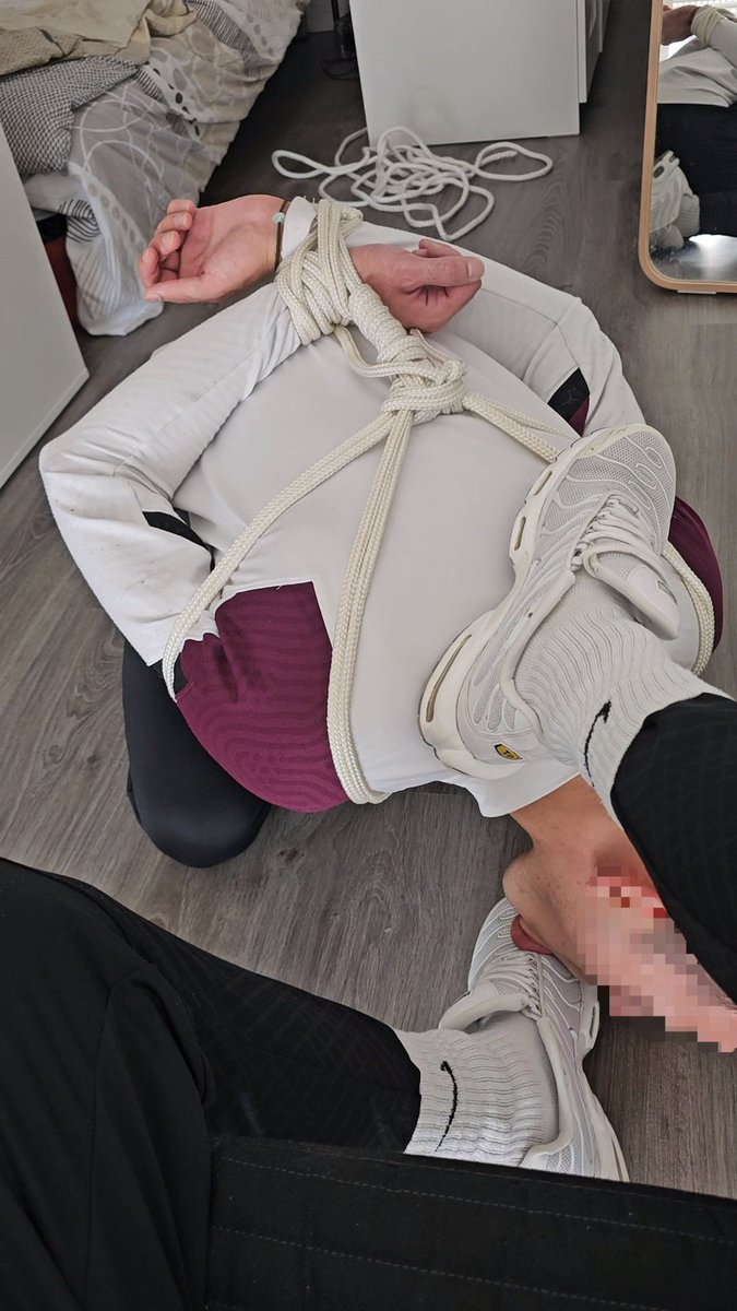 Lèche.
#kiffeur #tn #scally #findom #alphaboy #niketech #gaysneakers #gayhot #bondage #soumis #bdsm