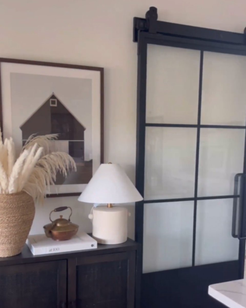 RusticaHardware's tweet image. Get ready to be blown away by the sheer beauty and elegance that our doors bring to any space. We are confident that they will surpass even your wildest expectations, leaving you excited about showcasing them in your home or business.
📸 - @cozywithcaroline_