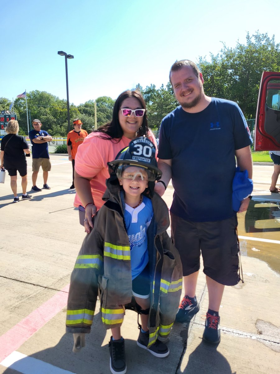 What a great day yesterday at Miracle League of Parker County!! The First Responders from Cresson Fire Dept and Weatherford PD did a wonderful job of entertaining the athletes. Also, Coach Lee and the Weatherford HS baseball team were great BUDDIES.
#FUN
#MLPC