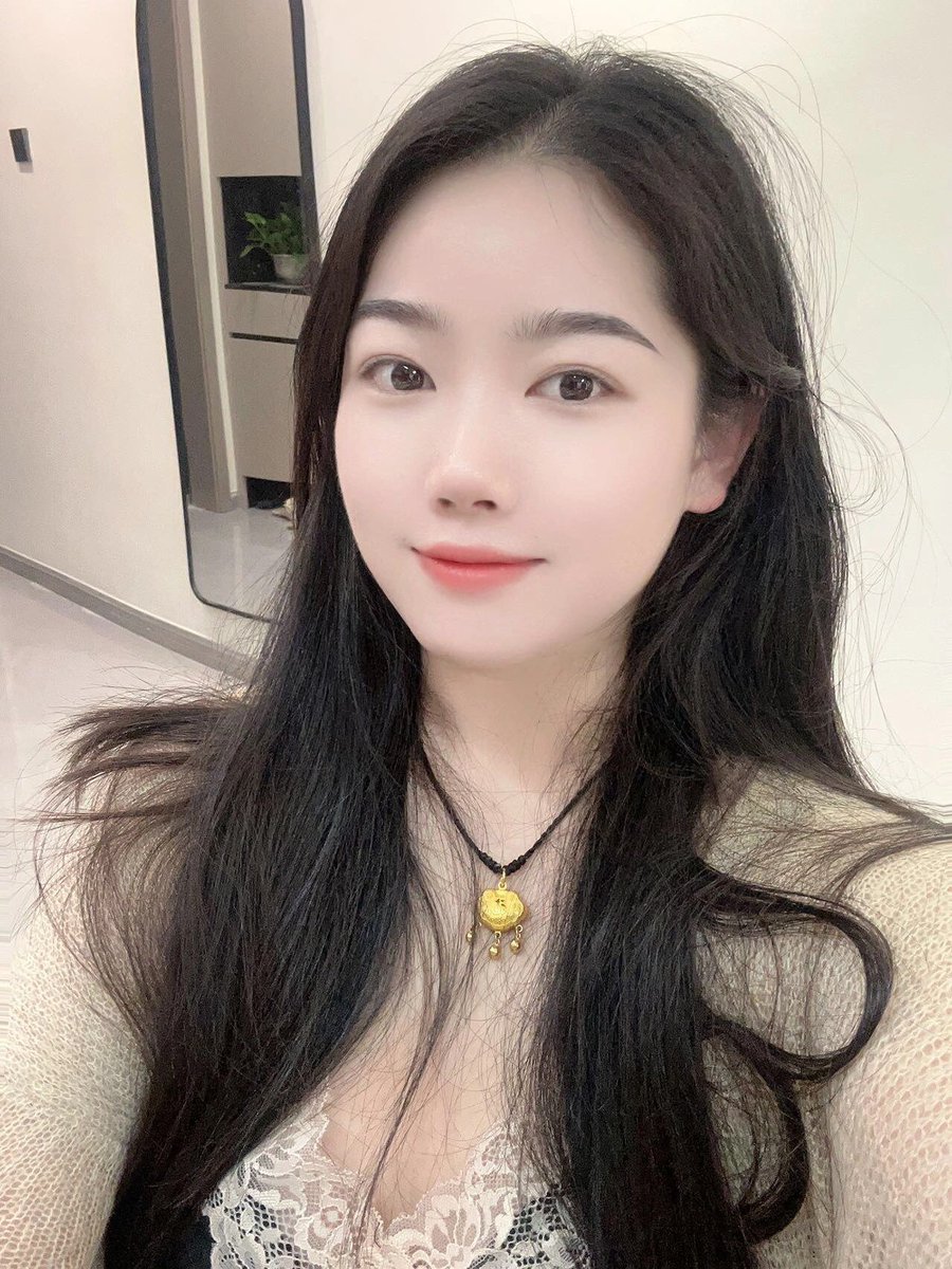 mancay23's tweet photo. 课堂上学生到处都是咬耳交谈的，我和你应当只咬耳，不交谈😇 https://t.co/covUwrqyxr