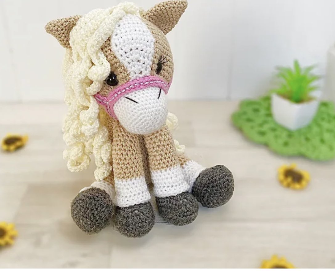 Meet Honey, a sweet little horse who loves grazing in the paddock. She can’t wait to meet you! 

elliescraftboutique.patternbyetsy.com/listing/120371…

#crafthour #ukcraftershour #handmadehour #doubleknitting #crochethorse #amigurumi #stylecraft