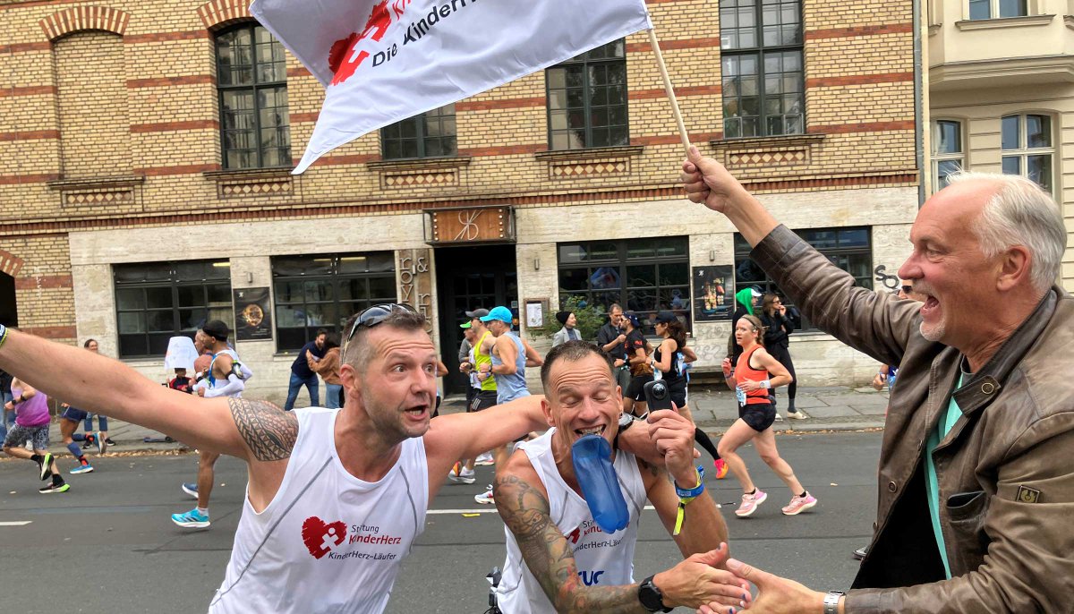 Was für ein Wochenende!☀️🏃‍♂️🏃‍♀️ 

Wir sind stolz und glücklich, dass wir fast 120 #KinderHerz-Läufer in #Berlin anfeuern konnten. 

Es ist schön, dass wir so viele von euch persönlich kennenlernen durften. Wir hoffen, ihr alle habt den Lauf gehabt, den ihr euch gewünscht habt.