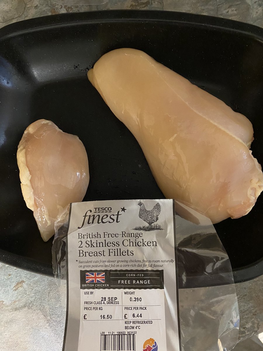 stgodley's tweet photo. Seriously @Tesco (Flitwick branch) - when I buy a pack of two chicken breasts I expect them to be similar sizes, not one at 88gm and one at 301gm!! https://t.co/owLl9uWKNA