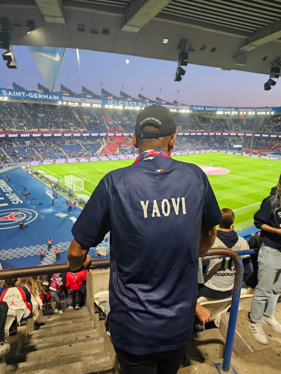 UltrasBenin's tweet photo. Classico 
PSG # OM
Le SG Arsène YAOVI et Romanique AGOSSOU présents au Parc des Princes pour soutenir le meilleur club français.
@UltraPSG @MegaPSG_ @PSG_English @PSG_WorldNation @Co_Ultras_Paris https://t.co/YNmsrz03IH