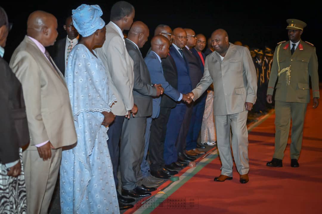 NtareHouse's tweet photo. Le Président de la République SE Evariste #Ndayishimiye est rentré au #Burundi après des visites de travail effectuées à Cuba et aux États-Unis d’Amérique, respectivement pour le Sommet du G77+Chine et l’#UNGA78,en marge desquels il a eu des rencontres de haut niveau fructueuses. https://t.co/BzeOYcwTmc