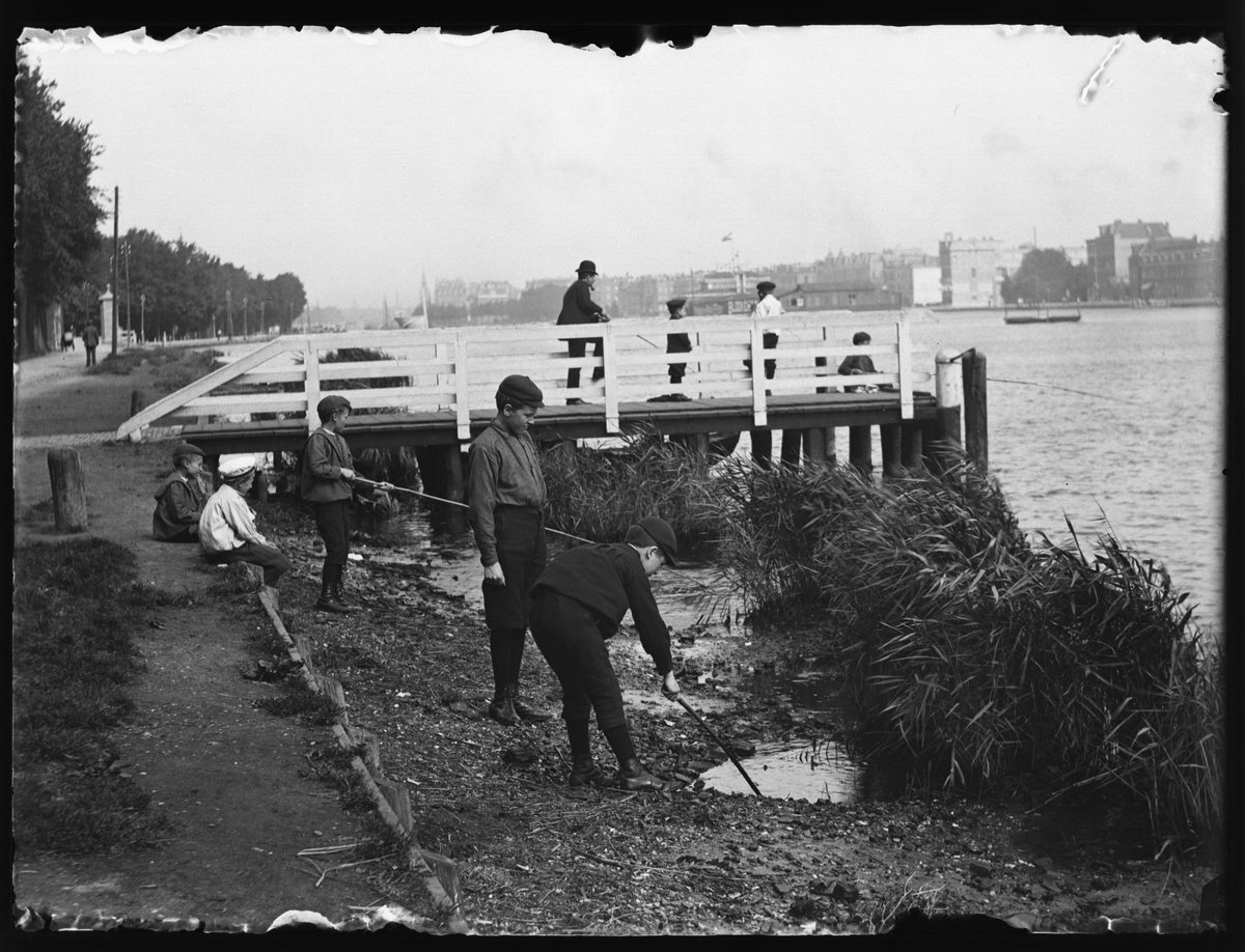 JacobOlie's tweet photo. Foto voor vandaag: Amsteldijk: Meerhuizen en tolhek | Amstel tussen Omval en Hogesluis (1896). Links de Amsteldijk met het nieuwe tolhek. Tussen de kinderen zoons van Olie. Via https://t.co/h7QiU6vE9F https://t.co/2G0Tvftanp