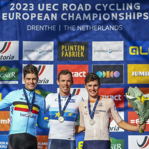 Nuevo Triplete del Jumbo Visma con Cervelo S5 🚴💥💨💨💨💨

El francés Christophe Laporte llegó en solitario a los último metros de meta en el Col du Vam y pudo aguantar el empuje de sus compañeros pero rivales en la carrera, Van Aert y Kooij 

🛒📱⤵️⤵️⤵️
cicloscorredor.com/es/193-bicicle…