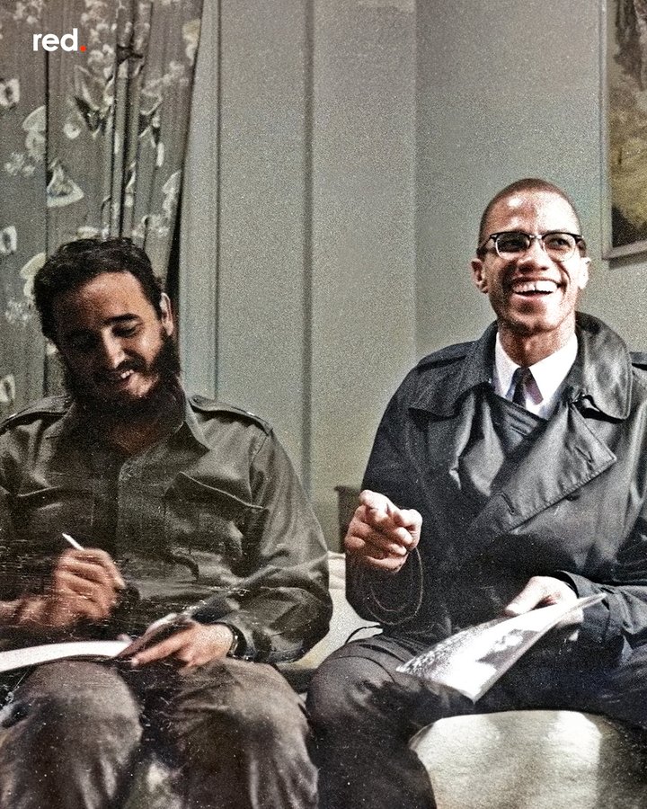 ocafezinho's tweet photo. Do @redstreamnet:

Hoje marca o aniversário do encontro histórico do líder revolucionário cubano Fidel Castro e do revolucionário negro Malcolm X no Harlem, Nova York, em 1960. 

O encontro foi como nenhum outro, sabe por quê?  

Um ano depois da Revolução Cubana, Castro e a sua delegação chegaram a Nova Iorque para participar na Assembleia Geral da ONU. 

No entanto, a administração do hotel de Manhattan onde a delegação tinha feito reservas recusou-se a acomodá-los, após pressão do governo dos EUA que já tinha convencido outros hotéis a rejeitar os cubanos. 

Ao saber de sua situação, Malcolm X os convidou para irem ao Harlem e se hospedarem no Hotel Theresa, de propriedade de Black, onde ele lhes garantiu que seriam recebidos de braços abertos.  

O povo do Harlem recebeu calorosamente o líder revolucionário cubano de 34 anos, com multidões reunidas 24 horas por dia em frente ao hotel. 

Para eles, Castro era o revolucionário barbudo que desafiou corajosamente a América branca, e a sua estadia no Harlem simbolizou a luta partilhada dos afro-americanos com o resto do Terceiro Mundo contra o racismo, o colonialismo e o imperialismo.  

Castro destacou que os negros nos Estados Unidos não foram tão influenciados pela propaganda anticubana do governo como os americanos brancos. 

Castro também destacou o progresso na Cuba revolucionária para eliminar a discriminação racial, enfatizando que cubanos, africanos e negros americanos estavam todos na mesma luta.  

Ele disse: "Sinto-me como se estivesse em Cuba agora. Sinto-me muito aquecido aqui." 

Em resposta, Malcolm X reconheceu que era de facto verdade que “Nós, no Harlem, não somos viciados em toda a propaganda que o governo dos EUA faz”. 

Eles então se abraçaram e Malcolm X observou: 

“Enquanto o Tio Sam estiver contra você, você sabe que é um bom homem”.