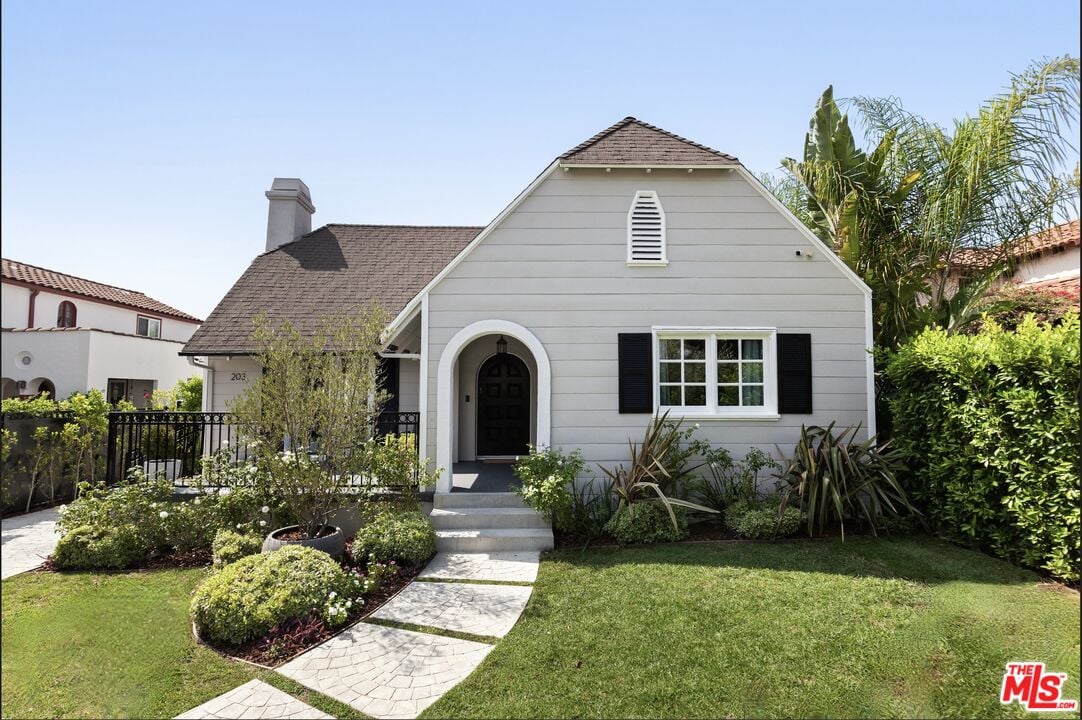 Just Listed: Spacious Country English Traditional Near Larchmont Blvd. in Windsor Square HPOZ