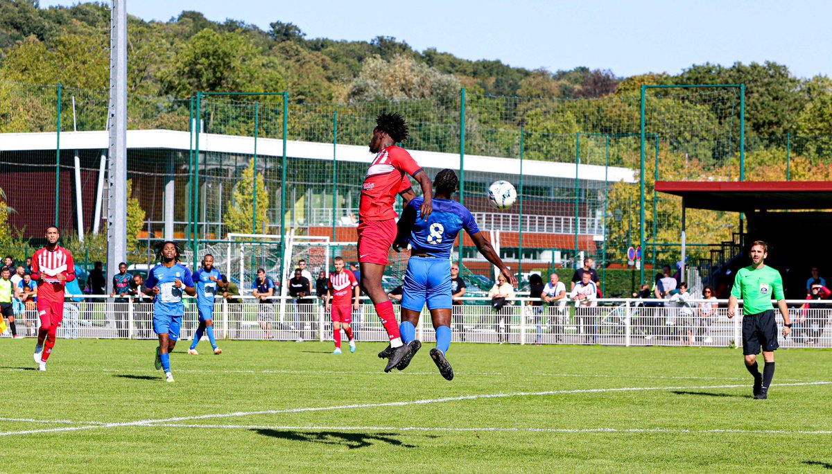 oclodong's tweet photo. Au côté du président Patrick Mollet et de notre équipe première de football ce dimanche, pour le premier match du VYCAF à domicile en championnat régional. Défaite 2-1 contre Moissy-Cramayel hélas, mais contenu de jeu encourageant. #Yerres #foot #football #VYCAF #Crosne https://t.co/pVDG6qrfql