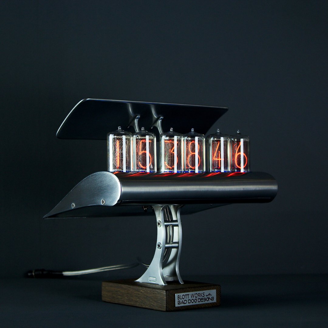 BLOTTWORKS's tweet image. This is Wing, the other Nixie clock we designed in collaboration with Paul of Bad Dog Designs.

Nixie tubes were used in the 1950s and 1960s as numeric displays but were quick superseded by LED and VFD displays.

#nixie #nixieclock #nixiedeskclock  #deskclock #wing