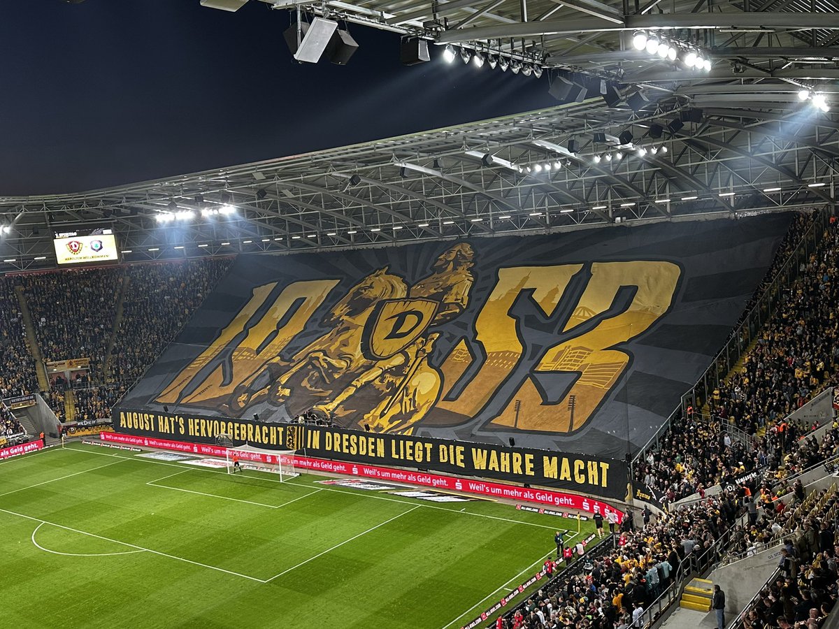 jensumbreit's tweet photo. Derby-Sonntag #choreo #sgd1953 #sgdaue https://t.co/lTllDp7138