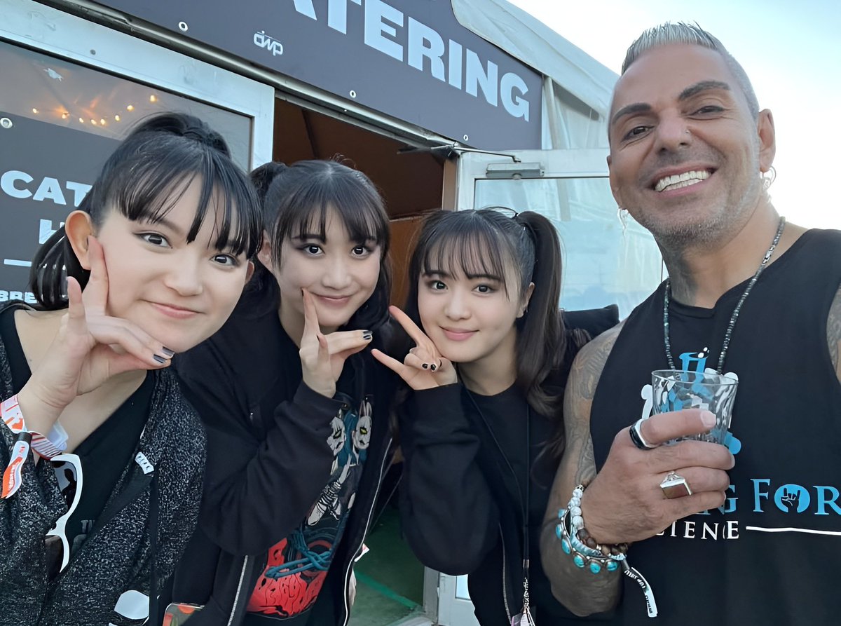 昨日のLouder Than LifeでのJose Manginとの写真 📌

舞台裏の写真でしょうか？😍🦊
#BABYMETAL #LouderThanLife