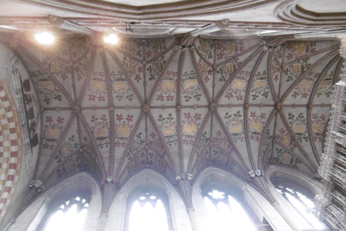 5thLackey's tweet photo. #StAlbans #Cathedral #Presbytery, wooden ceiling c1280 from oak given by #HenryII. Decorated by #AbbotJohn in 1450s with badges of his #PatronSaints
Info from Cathedral guide book. https://t.co/i2bpt8o9A9