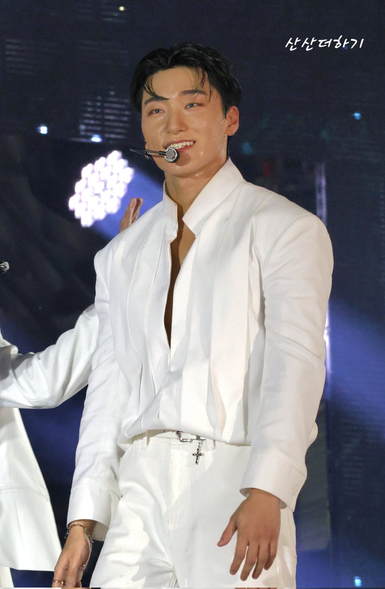 ftwoohwa's tweet image. y'all i think this whole foundation ordeal must be shadows or something cause look at this picture