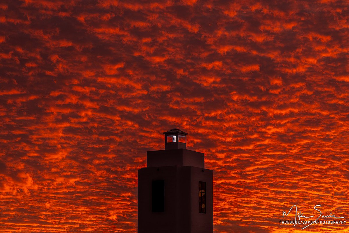 This night last year 9.24.22 the greatest fire sunset sky ever in #tacoma at the #brownspointlighthouse - Prints available in link below..... savoiaphotography.smugmug.com/Sunsets/Sunset… #sunset #skyonfire #clouds #lighthouse #brownspoint