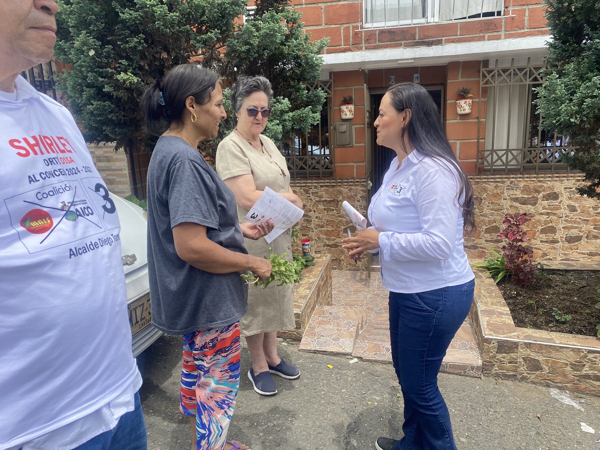 shirleyortizos2's tweet image. #BarrioBarilocheItagüi caminamos y llevamos,propuesta dialogamos con amigos y visitamos personas muy especiales #ConstrucciónFuturoSocial #mais #aico 3 @DiegoTItagui