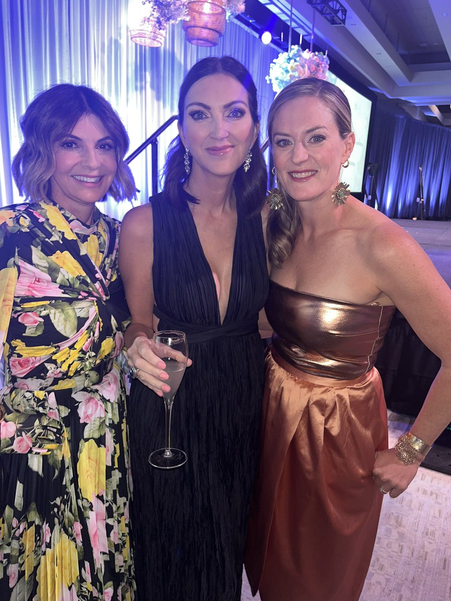 FredAboutTown's tweet photo. Congratulations gala chairs Michelle, Robin and Lucy. @canuckplace #GiftofTime raises record $1.5 million and counting! #GOTGala #CanuckPlace ❤️❤️❤️👏👏👏 https://t.co/vkB4vAM6NN
