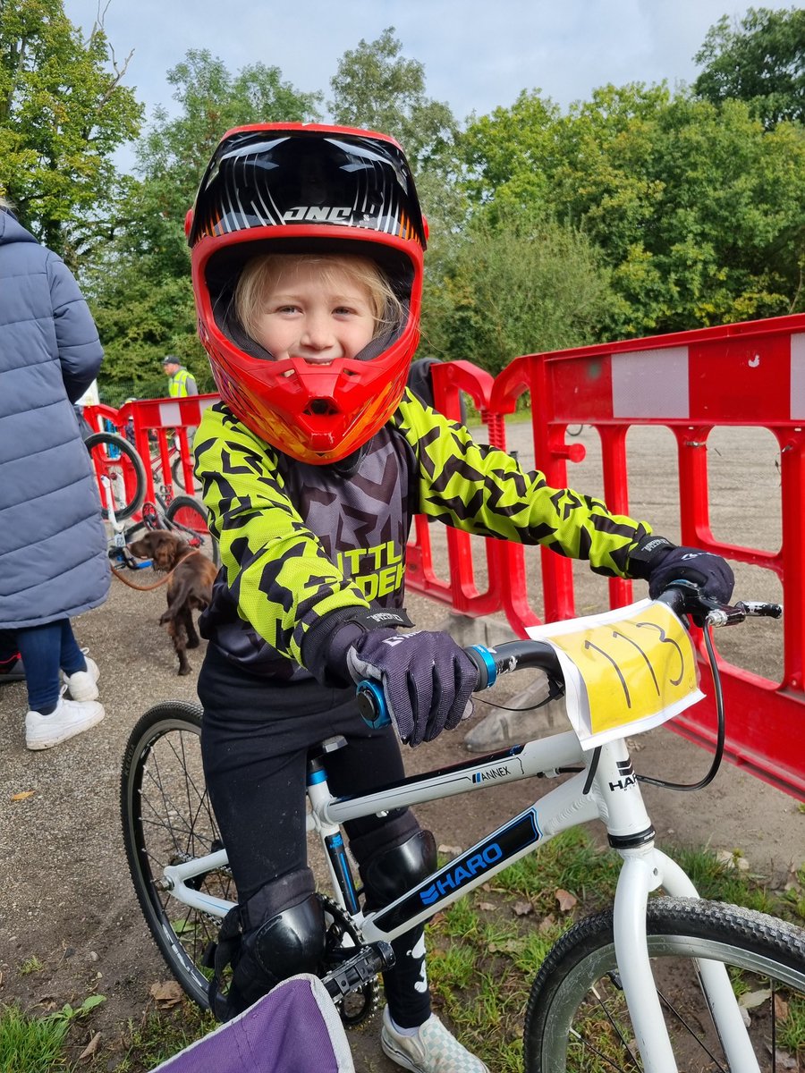AmyBellx91's tweet photo. This weekend Evie went totally out of her comfort zone and took part in her first bmx race after only afew weeks of coaching. She raced with the biggest smile on her face. She was so excited for me to share some photos with you 🥰@Year2Discovery @Discovery_Hyde https://t.co/8QjvyA0Sjs
