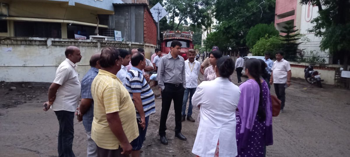 Nagpur Municipal Commissioner Hon. Dr. Abhijit Chaudhari and Additional Municipal Commissioner Hon. Aanchal Goyal visited Ambazari layout under Sudamnagari UPHC to monitor flood affected relief work

#nagpur #nagpurcity #nagpurnews #NagpurFlood #reliefwork #nmccommissioner #nmc