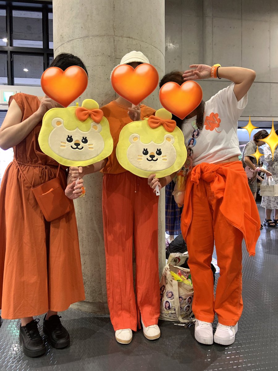 satoact1's tweet photo. マコちゃん華奢でお顔小さくてめっちゃ可愛かったー😆🧡

WithUさんと話してて気がついたけど、アクリルなかった事に後で気がついた🫢
そして今考えるとめっちゃ近かったなぁ😍🧡

マコちゃんありがとう🥹🧡🌈✨

#NiziU_オフラインイベント #NiziU_サイン会 #NiziU_パシフィコ横浜 #WithU https://t.co/PYY9bJLz1S