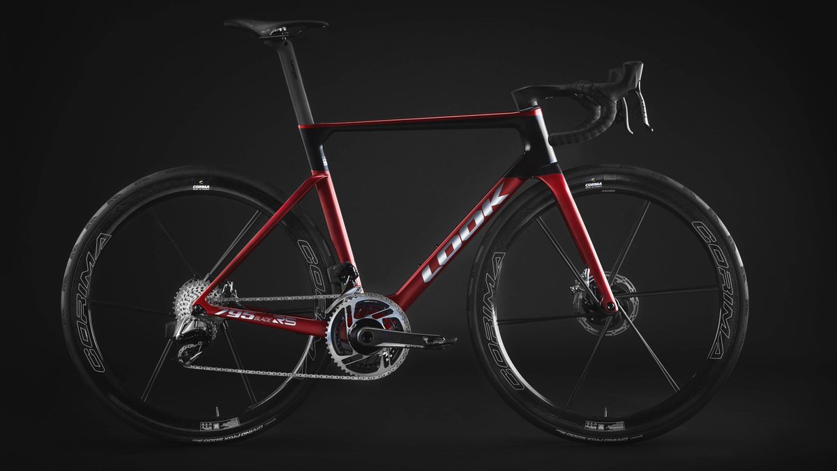 Unlimited performance ⚡ The new 795 BLADE RS in Red Chrome Satin equipped with @SRAMroad RED eTap AXS and @corimawheels MCC EVO Tubeless 🤩 795 BLADE RS - Fast. Everywhere. bit.ly/795_BLADE_RS_R… #lookcycle #newbike #cycling #cyclisme #velo #procycling #eTapAXS #sram