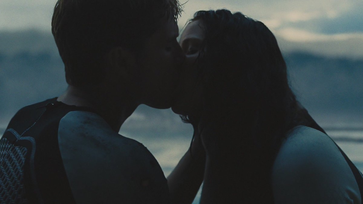thngergames's tweet photo. eu não entendo que vê triângulo amoroso em jogos vorazes, isso nem existe, o gale não tinha chance nenhuma com a katniss, sempre foi o peeta e inconscientemente ela sempre soube disso https://t.co/7YUwr8X9h7