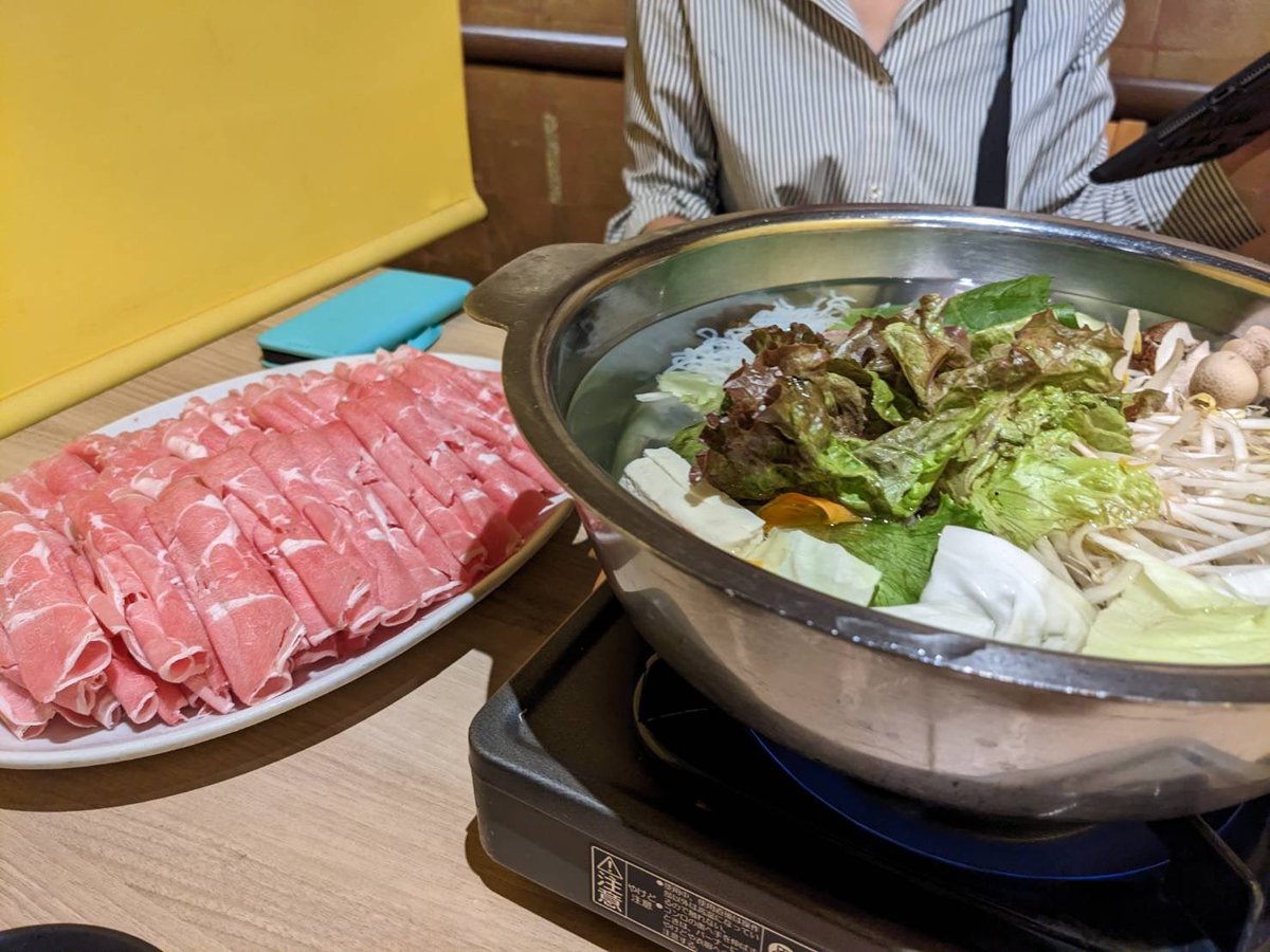 MichikoHamada2's tweet photo. Yesterday I went to eat a hotpot of lamb🐏
I was worried it’s gamey, but it was good😊✨

昨日初めてラムのしゃぶしゃぶを食べに行きました🐏
羊なので臭みがないか心配でしたが、とても美味しかったです😊✨ https://t.co/9QWczDh9VW