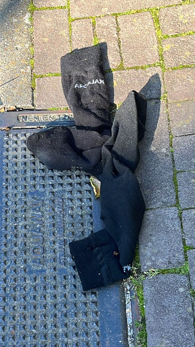 #ajafey de teleurstelling is zo groot dat de eerste #sokken al op straat worden achtergelaten